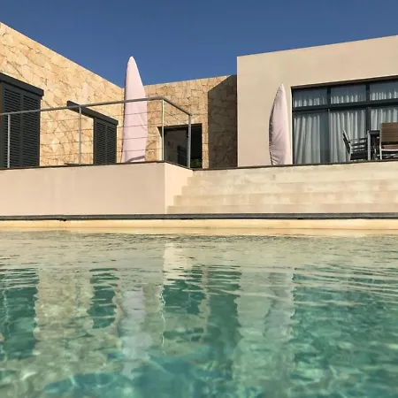 Belle Moderne Avec Piscine A Debordement Avec Vue Montagne Willa
