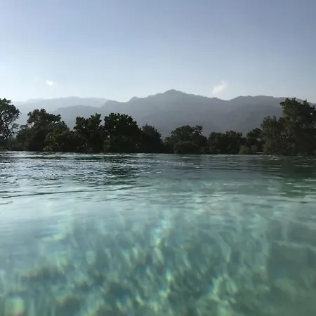 Belle Moderne Avec Piscine A Debordement Avec Vue Montagne Willa